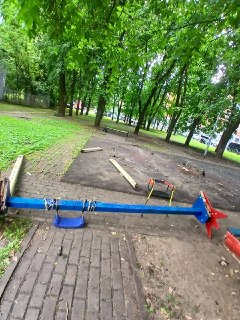 Сломали детскую качель на Советской 13…